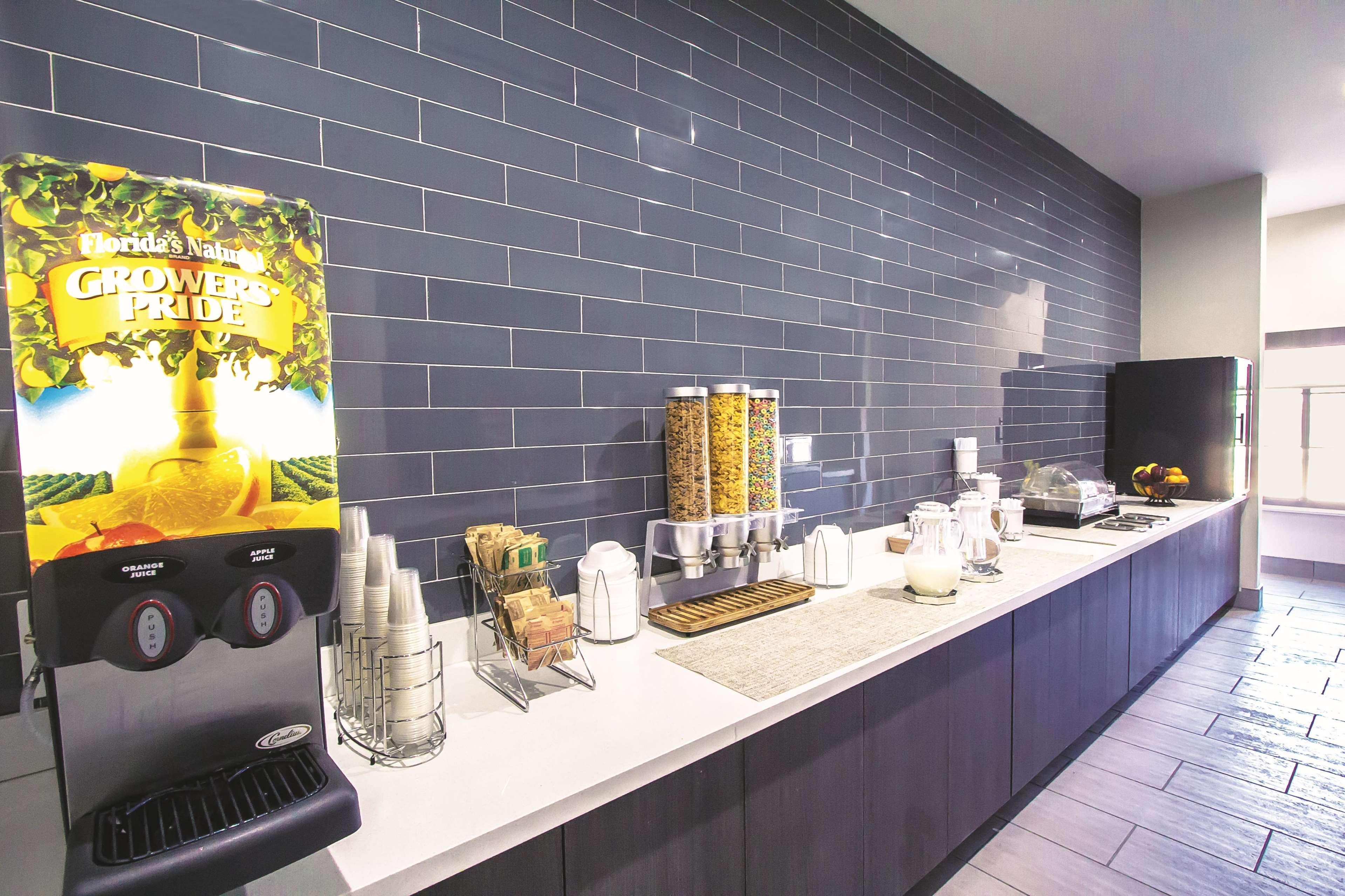 La Quinta By Wyndham Pampa Hotel Ngoại thất bức ảnh