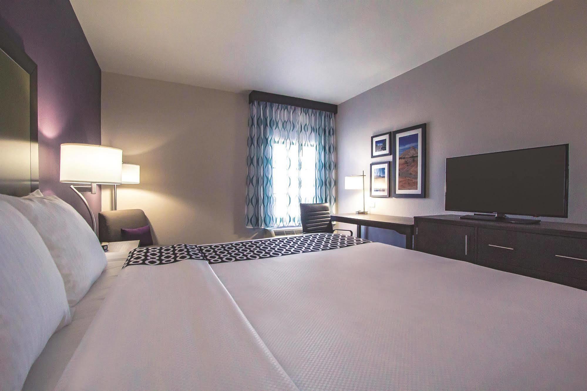 La Quinta By Wyndham Pampa Hotel Ngoại thất bức ảnh